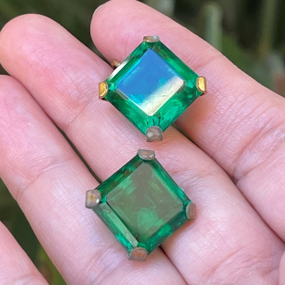 1950s emerald cut glass screw on gold tone earrings - Picture 2 of 11